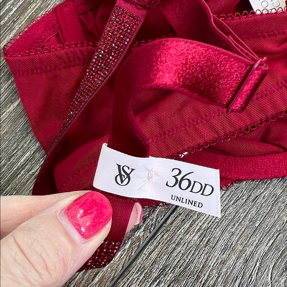 Victoria's Secret Red Bra with Heart Accents - Picture 9 of 10